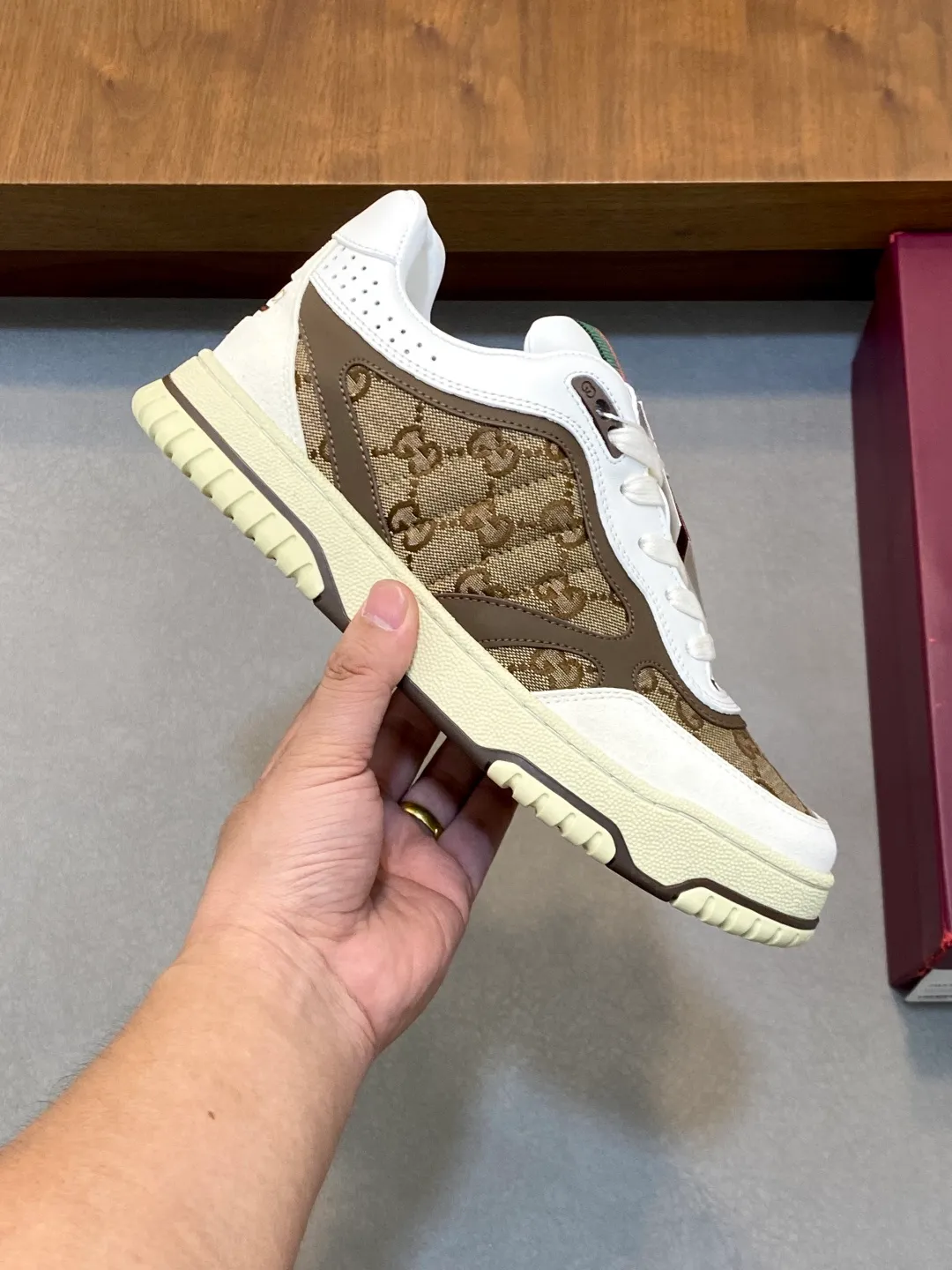 Men's Shoes 💰660 𝐆𝐮𝐜𝐜𝐢 𝐑𝐞-𝐖𝐞𝐛 As the first sneaker created by Sabato De Sarno for Gucci, the Re-Web series reinterprets the brand's classic stripes and sets off the modern silhouette design with bold and unique details. These shoes are crafted from white leather. This new sneaker is ingeniously decorated with many of the brand's classic details, and is equipped with a bright red and green webbing tongue, which will make people fall in love at first sight. White leather treated with a special process for softness and luster, with an embossed grainy texture. Script Gucci logo and interlocking G web label with Interlocking G and script Gucci logo. Rubber outsole with interlocking G detail eyelets. Web tongue. Size: 39-44 (customized for sizes 38 and 45)